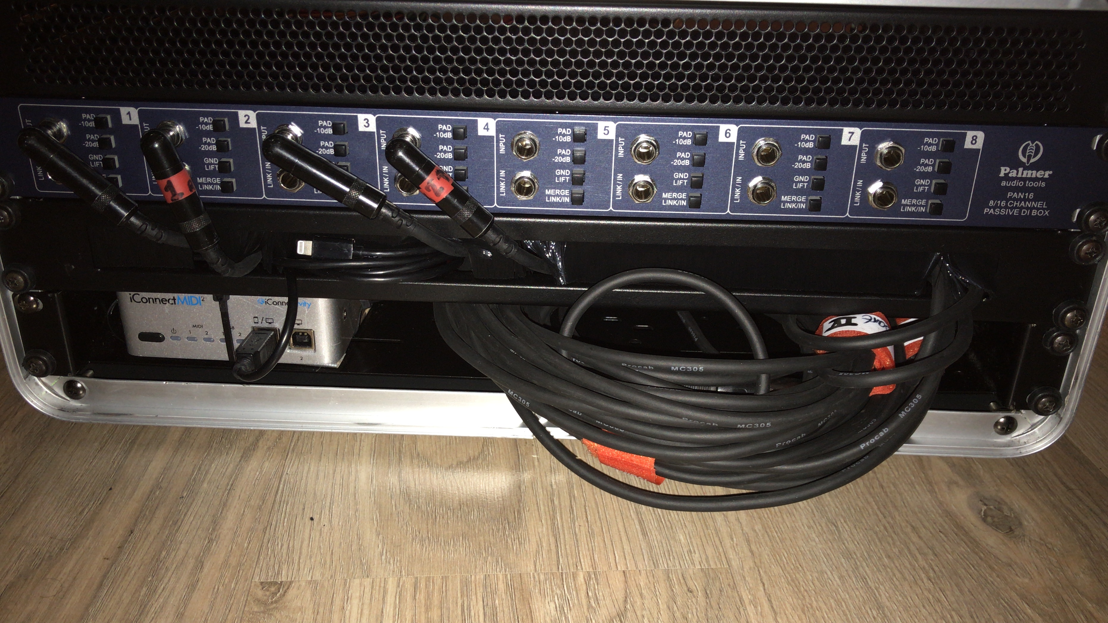 Flightcase rack with iConnectMidi interface