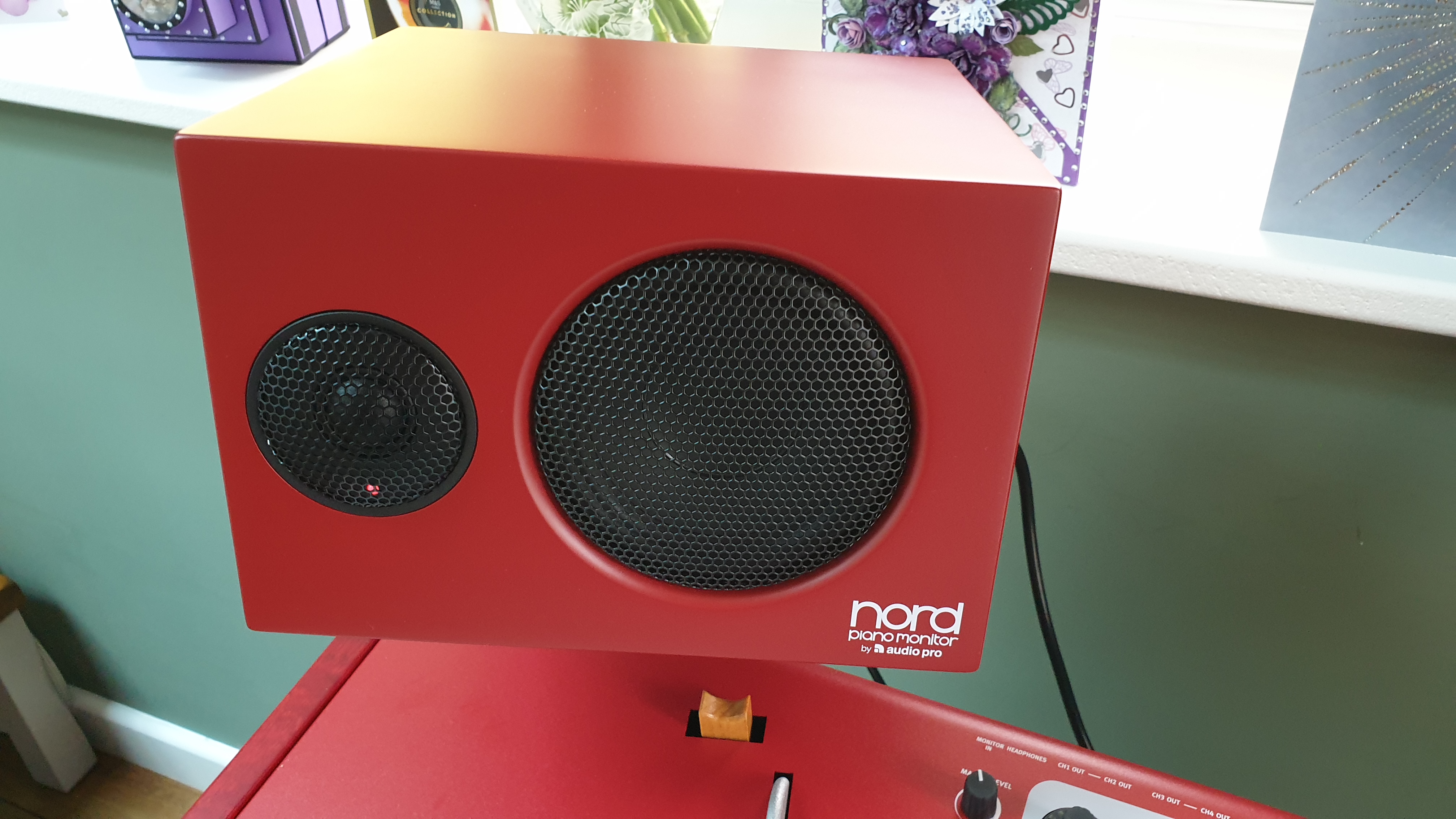 Closeup of left monitor. Lovely finish.