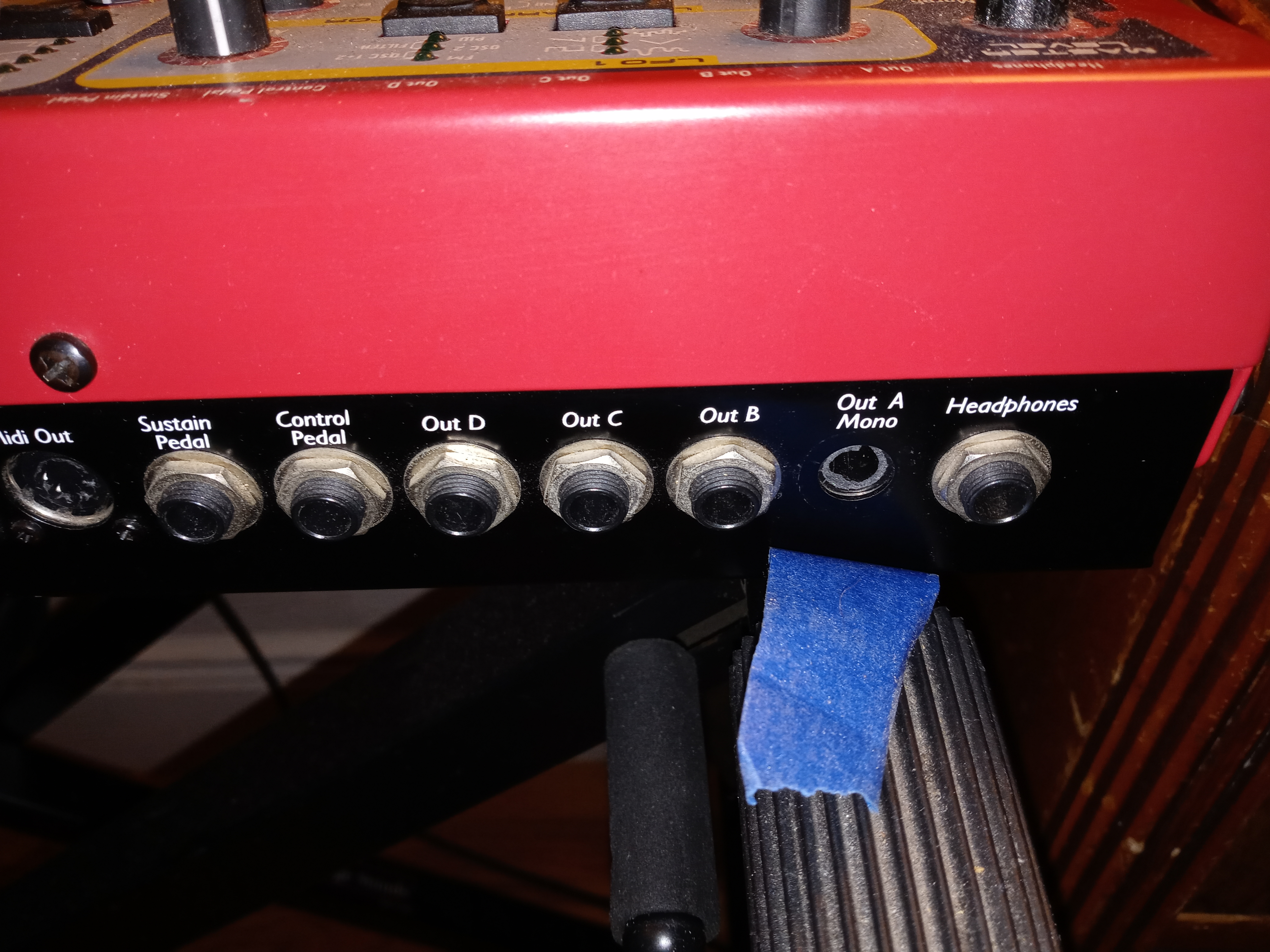 Nord-lead-2-broken-output-a-mono-jack.jpg