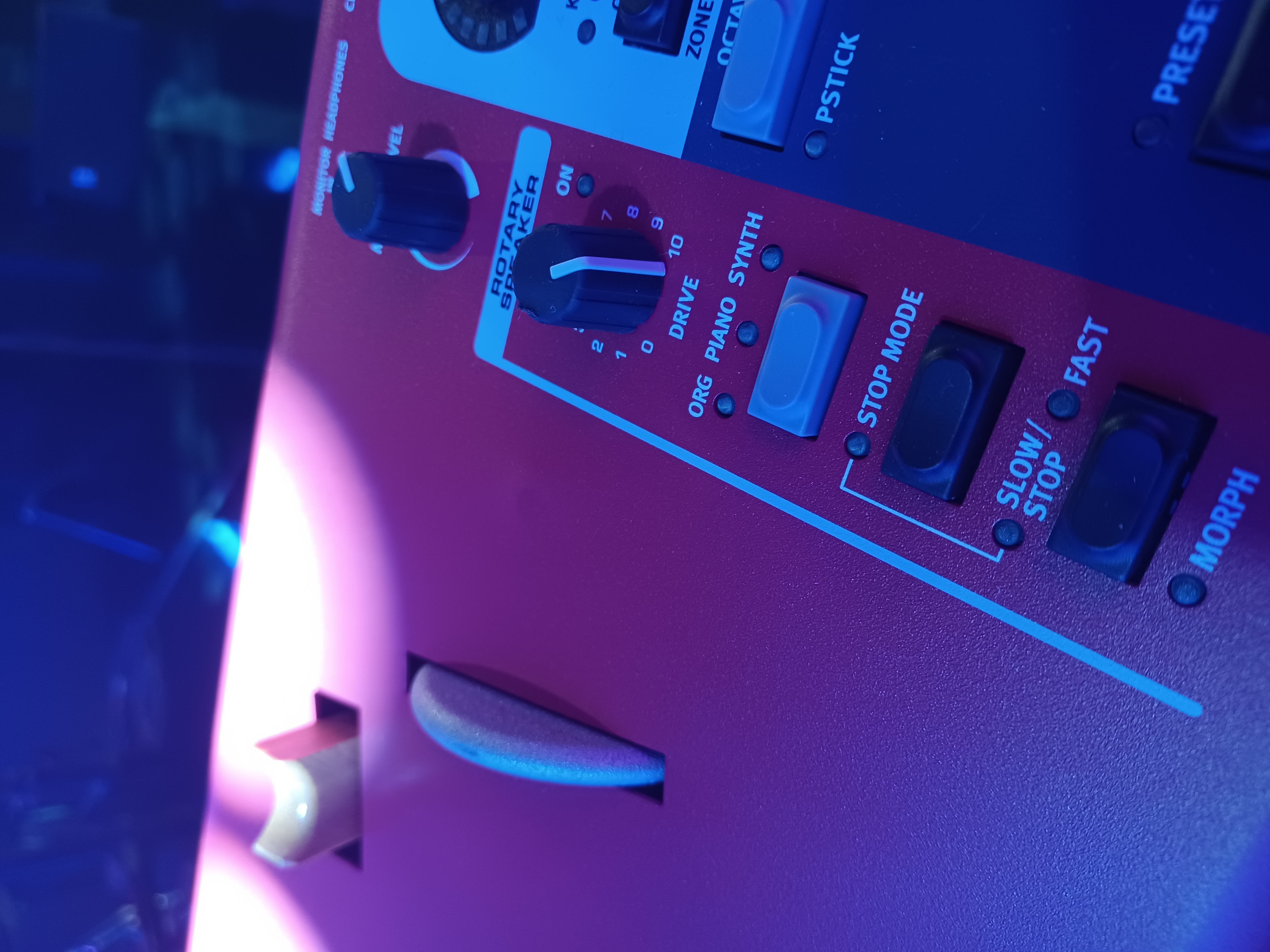 A slight raised hump next to rotary speaker knob