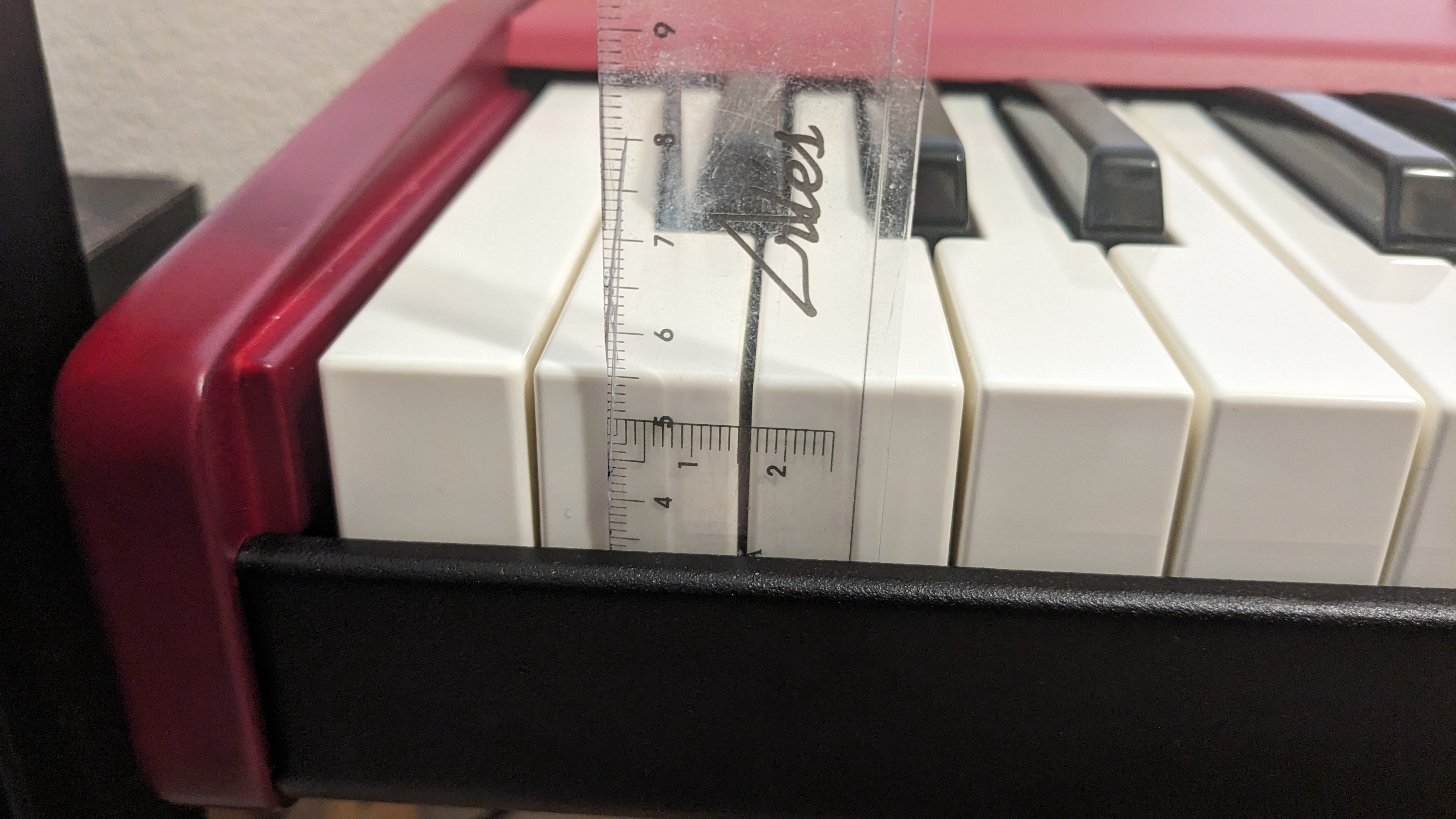 The ruler fits in the gap