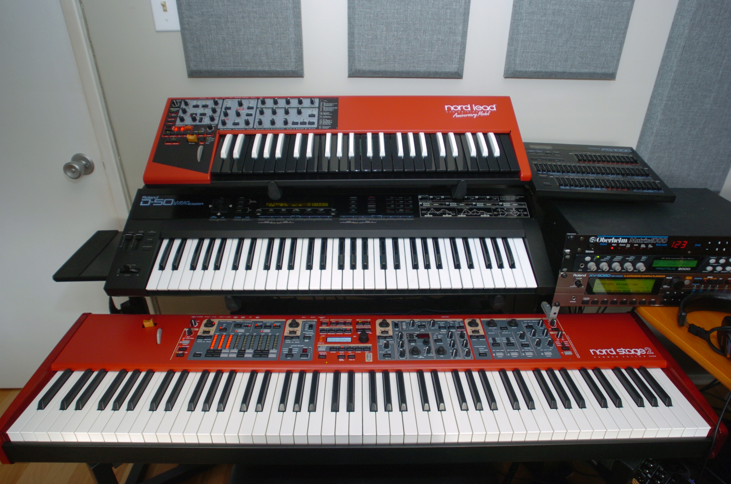 Synths and expanders, the D50 has a PA Decoder board with 8 banks of 64 programs. Two Ocean Beach drawbars are on the way to use the Stage II and the D50 as a two manual B3 type organ. Also, two Presonus Eris 5 will take place in July 2013 on each side of the keys for monitoring when I play keyboards...