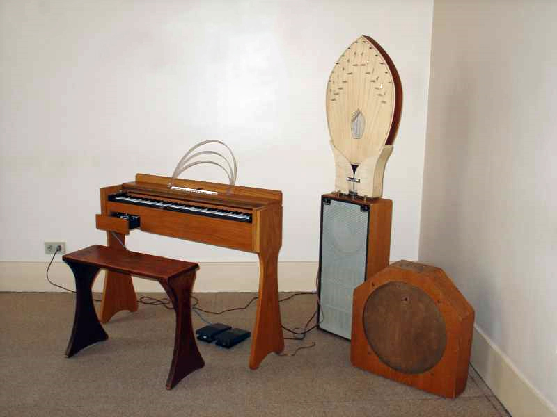 The &quot;french Moog&quot; with selection of speakers