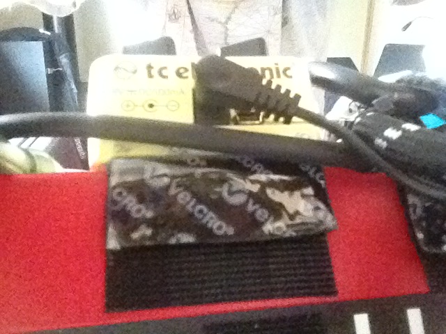 Just velcro, hook, on the back of the Nord Lead<br />yu can see the plastic that I haven't removed from the one that is under the pedals