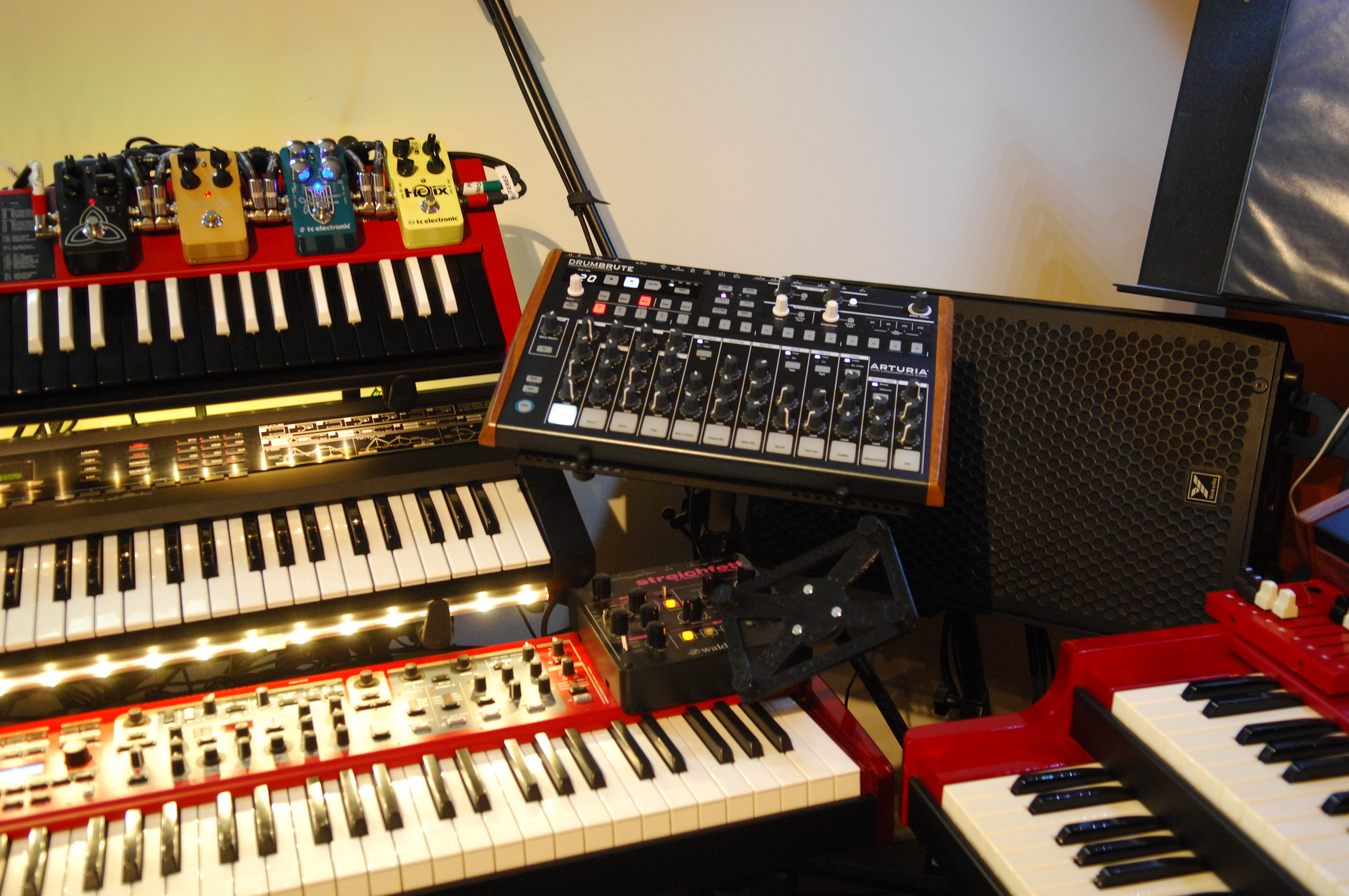 It's on the laptop shelve but I don't use a laptop live, so, the drumbrute will take the spot during any gig...